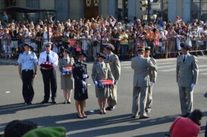 La remise de médailles commence. Honneur aux militaires...
