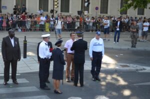 Monisuer le Préfet remet la médaille d'argent de la Sécurité Intérieure à Enzo.